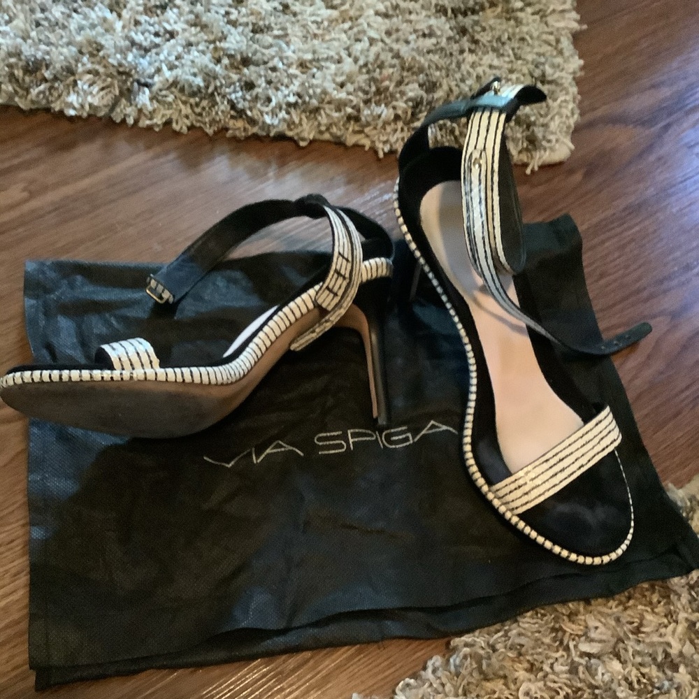 Black leather textured heel